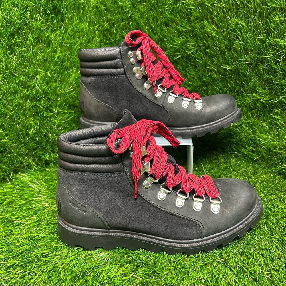Sorel Ankle Boots with Red‎ Laces